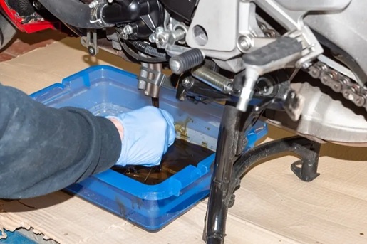 Ciri-Ciri Motor Harus Ganti Oli, Jangan Sampai Mesin Jebol!