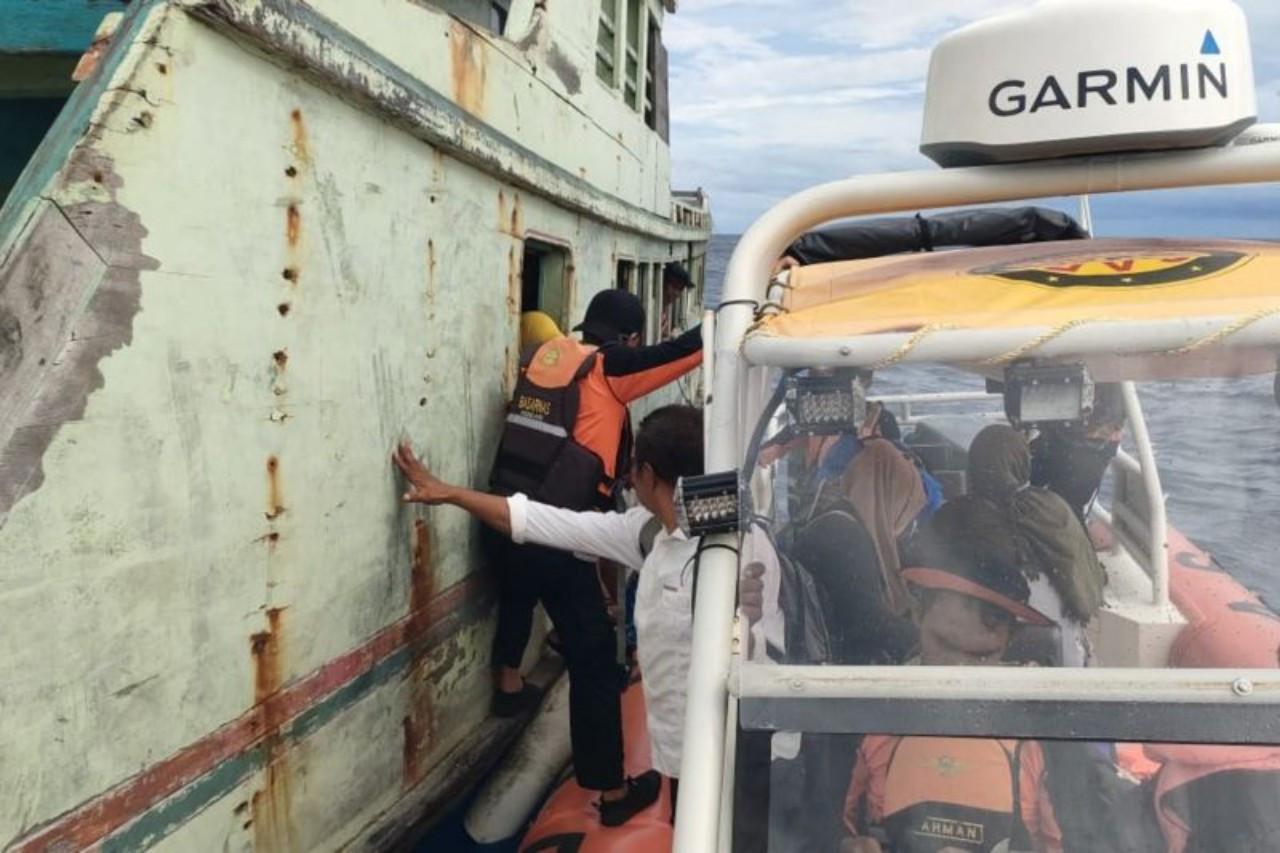 Ngeri! 16 Penumpang KM Nur Rizki Terombang-Ambing di Laut Wakatobi