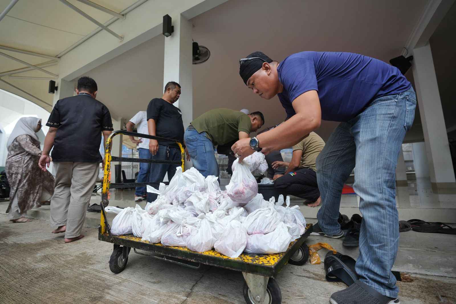 Berbagi Berkah dan Kebahagiaan Idul Adha, PGN Group Bagikan 955 Hewan Kurban untuk Masyarakat