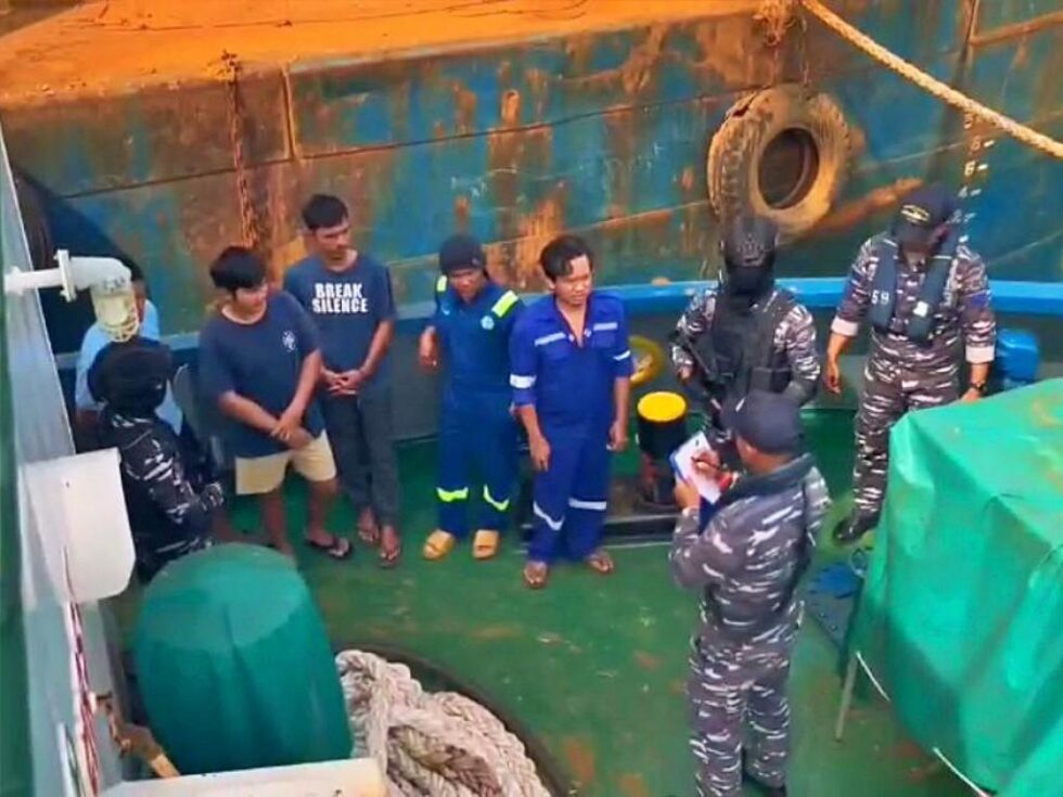 TNI AL Amankan Dua Kapal Pengangkut Nikel Ilegal di Perairan Mandiodo Konawe Utara