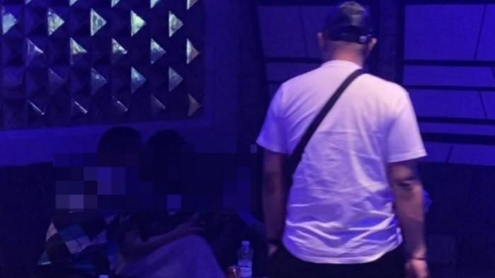 Viral! Istri Lagi Karaoke Mesra dengan Pria Lain Digerebek Suami
