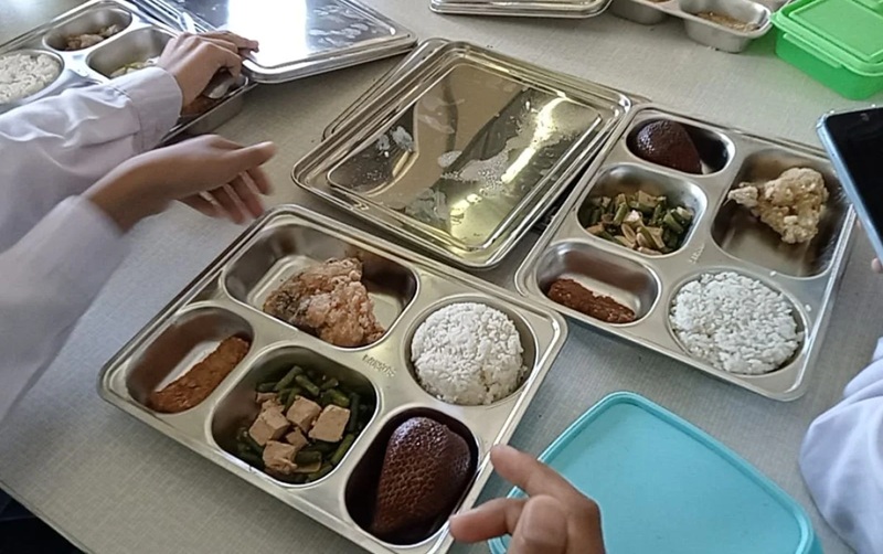 Viral! Ompreng Program Makan Bergizi Gratis Disebut Pakai Minyak Babi, Ini Klarifikasi Istana
