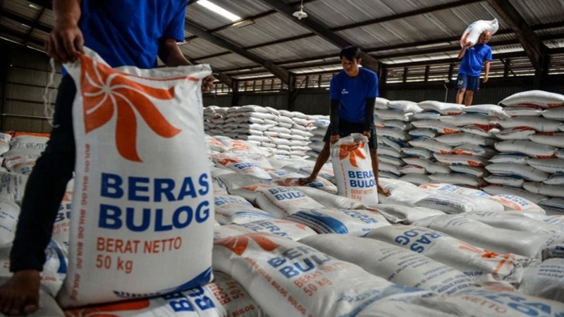 Warga Tak Perlu Panic Buying, Cadangan Beras Bulog Dipastikan Aman