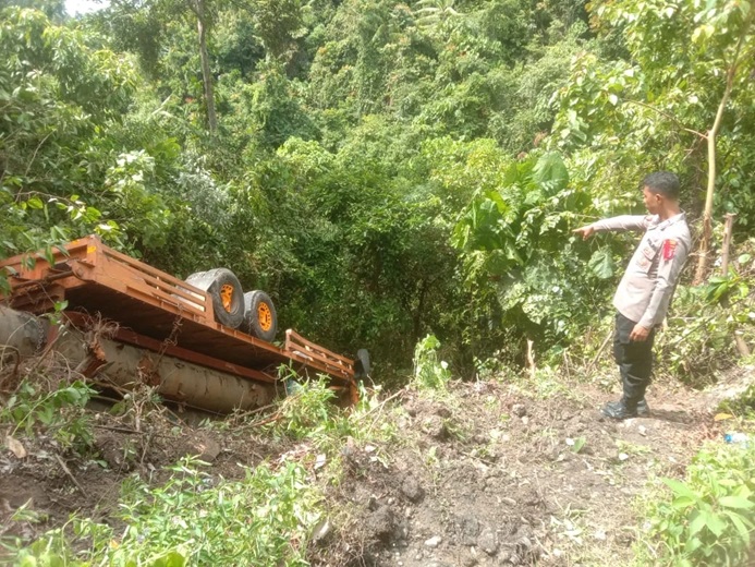 VIDEO VIRAL: Detik-Detik Truk Pipa Terjun ke Jurang di Kolaka Utara, Begini Nasib Sang Sopir