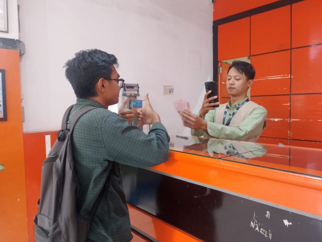 Ribuan Pekerja di Baubau Cairkan BSU Rp600 Ribu di Kantor Pos, Begini Cara Cek Status Penerima Lewat HP