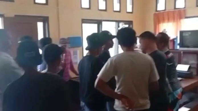 Viral Warga Geruduk Polsek Binongko, Kapolsek Diduga Terlibat Pungli