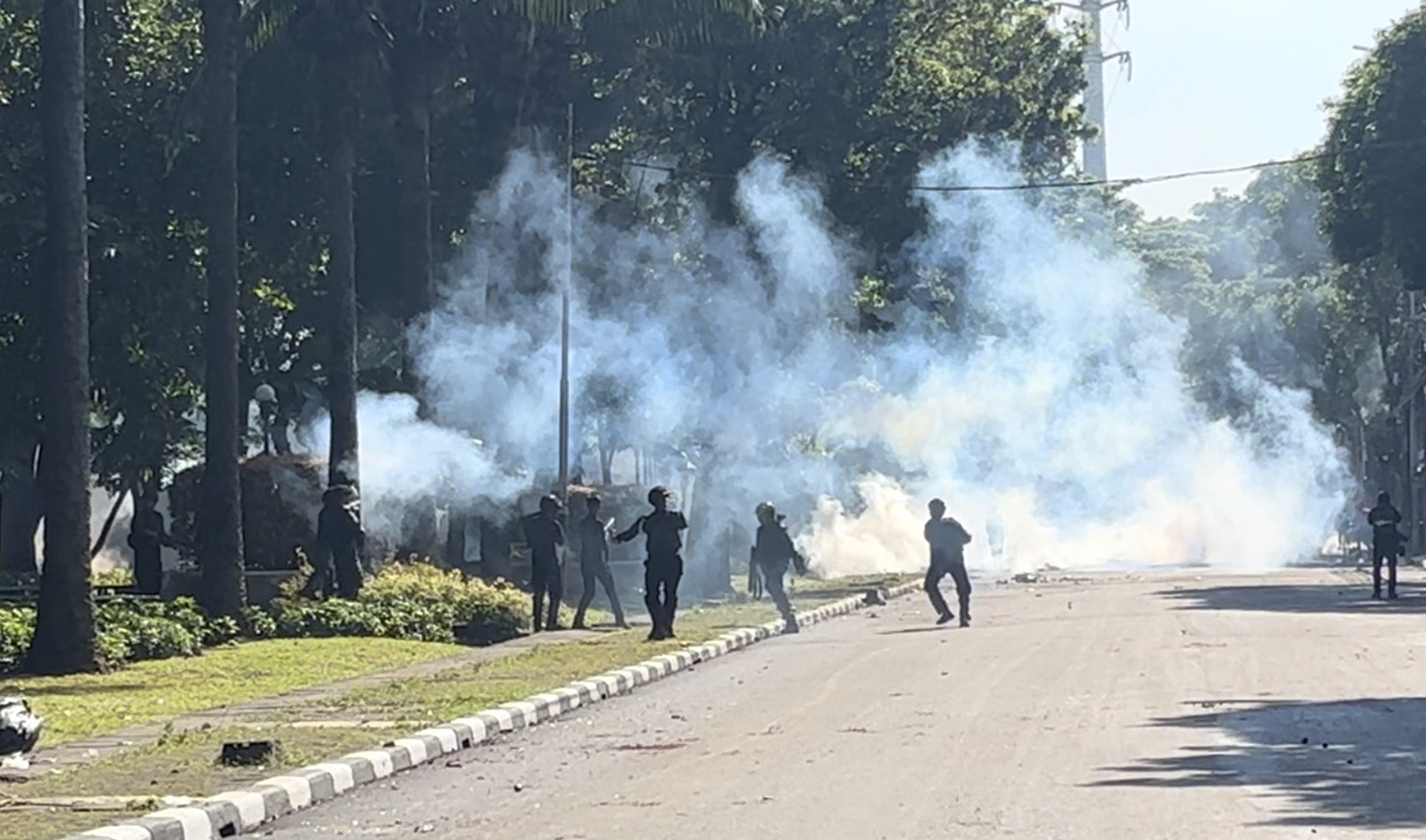 Situasi Mako Brimob Kwitang Saat Ini Mencekam, Gas Air Mata dan Lemparan Batu Warnai Bentrokan