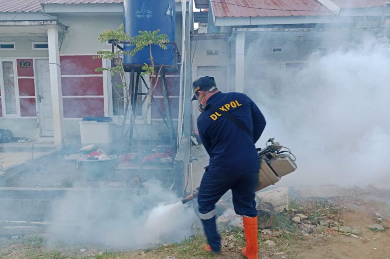 Antisipasi Teror DBD Pascabanjir, Tim Jentik Presisi Polda Sultra Lakukan Fogging Massal di Lepo-Lepo