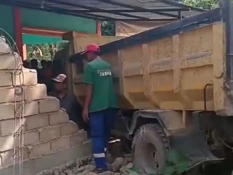Sopir Mabuk, Truk Tabrak Rumah di Kota Kendari, Bocah Laki-Laki Tewas Seketika