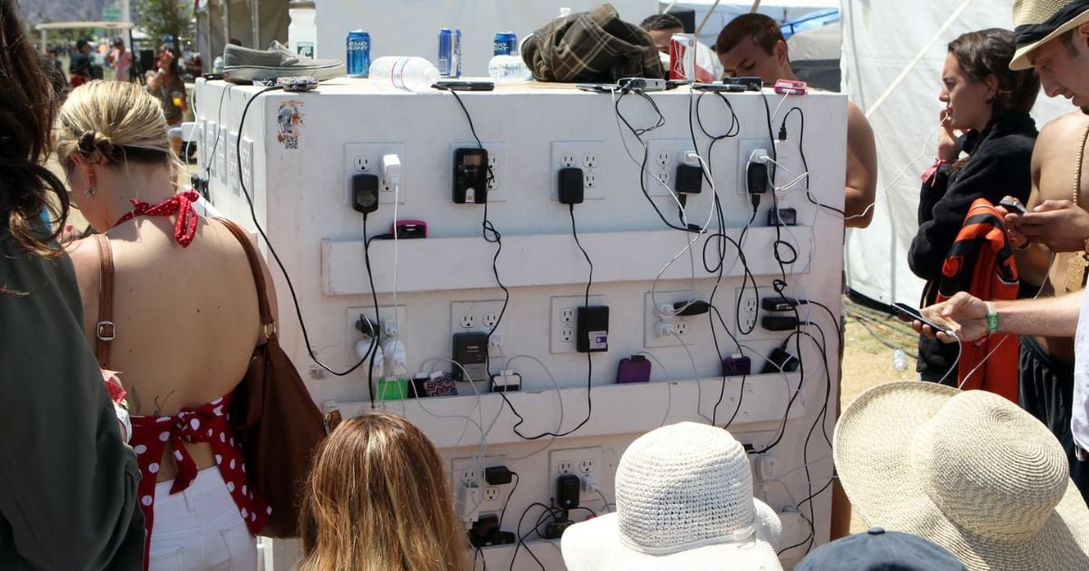 Jangan Sembarangan Ngecas HP di Tempat Umum, Data Pribadimu Bisa Dicuri Tanpa Disadari