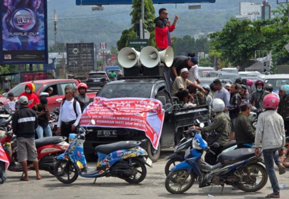 Ricuh! Warga Tapak Kuda Kendari Tolak Eksekusi Lahan 22 Hektare, Ketua PN Nyaris Jadi Korban Amukan Massa