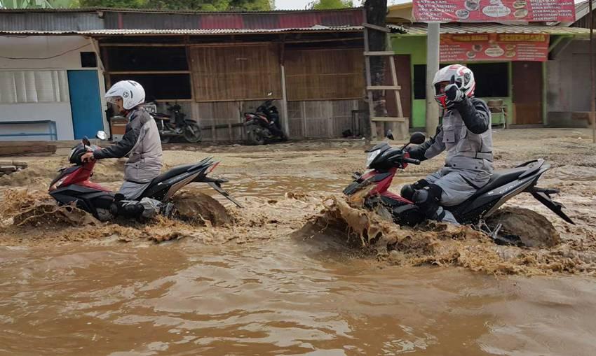 Motor Mogok Setelah Terobos Banjir? Begini Langkah Aman Mengatasinya!