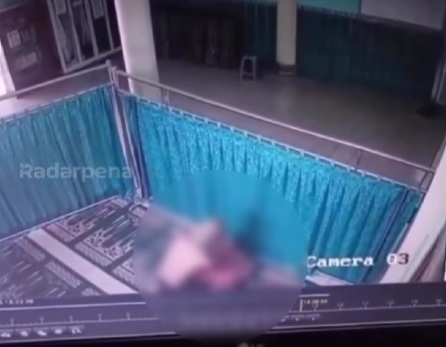 Miris! Wanita Lagi Salat Zuhur di Masjid Dilecehkan Terekam CCTV
