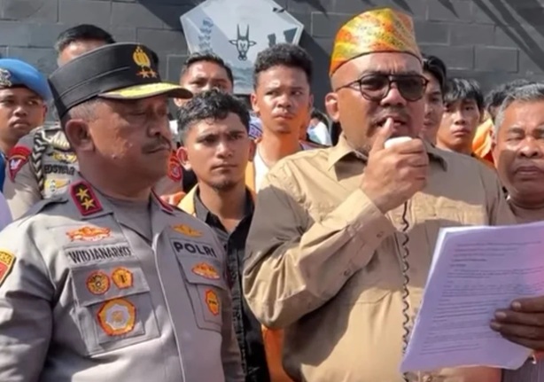 La Ode Tariala Temui Demonstran: DPRD Sultra Tolak Kenaikan Gaji DPR Jika Ingkar Janji Mundur