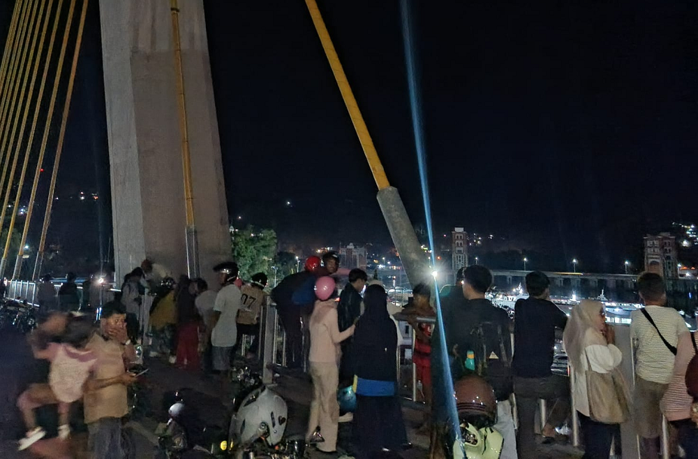 Tangisan Histeris Wanita Muda di Jembatan Teluk Kendari, Sang Kakak Diduga Hilang Usai Tinggalkan Motor
