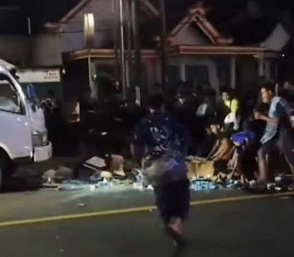 Truk Muatan Susu Terguling, Ratusan Kardus Susu Dijarah Warga