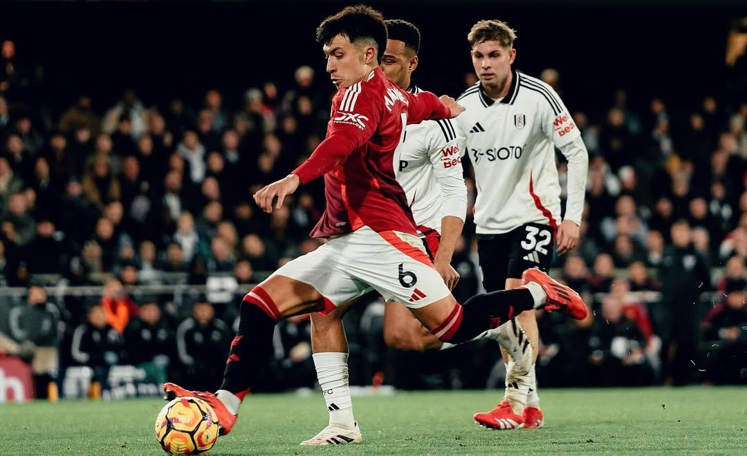 Hansi Flick Kepincut Lisandro Martinez, Barca Siapkan Manuver Besar
