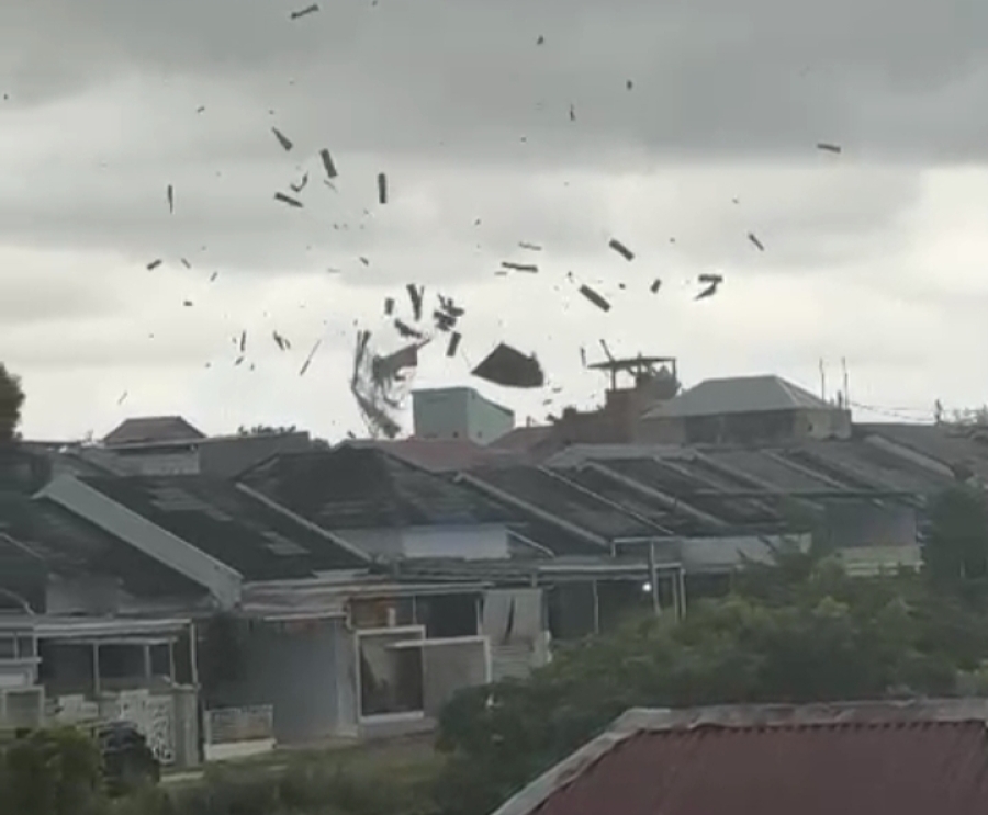 Amukan Angin Puting Beliung Terjang Baubau, Puluhan Rumah Rusak Parah