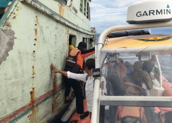 Ngeri! 16 Penumpang KM Nur Rizki Terombang-Ambing di Laut Wakatobi
