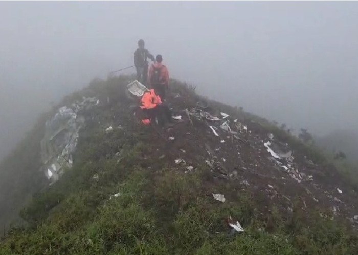 Evakuasi Dramatis di Bulusaraung: Basarnas Angkat Satu Korban Pesawat ATR 42-500 dari Jurang 200 Meter