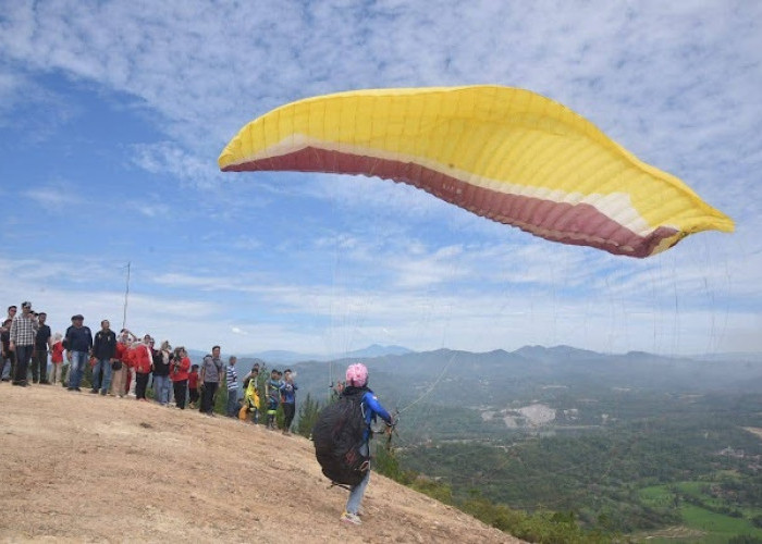 Mengintip Keindahan Puncak Indah Kapuh Tiga, Spot Paralayang Berbasis Wisata 'Trimatra' di Kolaka
