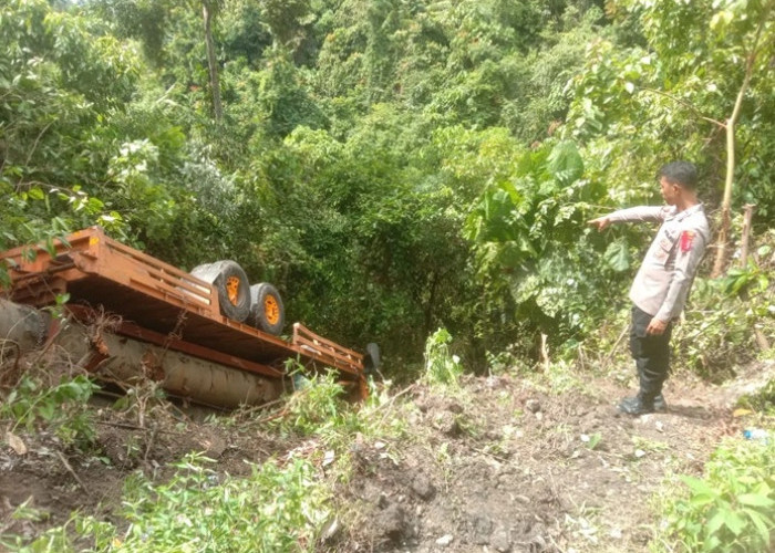 VIDEO VIRAL: Detik-Detik Truk Pipa Terjun ke Jurang di Kolaka Utara, Begini Nasib Sang Sopir