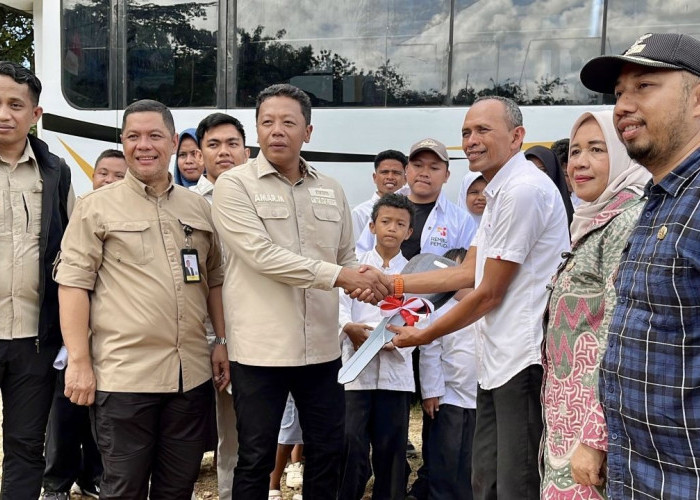 Bikin Haru! KSP Naikkan Gaji Guru Honorer SLB Kendari Jadi Rp2,5 Juta dan Beri Bonus Bus Sekolah 