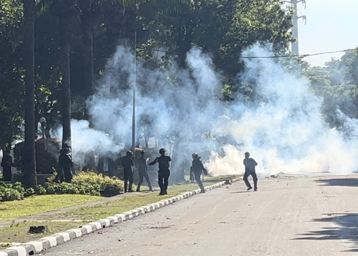 Situasi Mako Brimob Kwitang Saat Ini Mencekam, Gas Air Mata dan Lemparan Batu Warnai Bentrokan