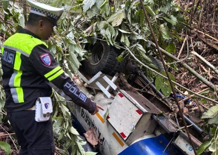 Kecelakaan Maut, Truk Tangki BBM Terjun ke Jurang di Kolaka Utara, Sopir Tewas di Tempat