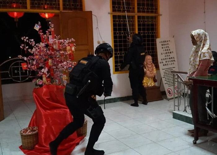 Imlek 2026, Polda Sultra Sterilkan 2 Vihara di Kendari 