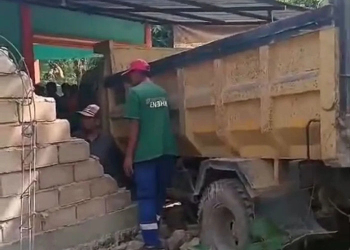 Sopir Mabuk, Truk Tabrak Rumah di Kota Kendari, Bocah Laki-Laki Tewas Seketika