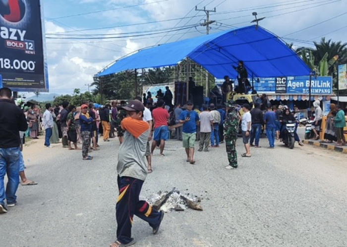 Diblokade Ribuan Warga Jalan Nasional di Konawe Lumpuh, Protes Jalan Rusak yang Tak Kunjung Diperbaiki