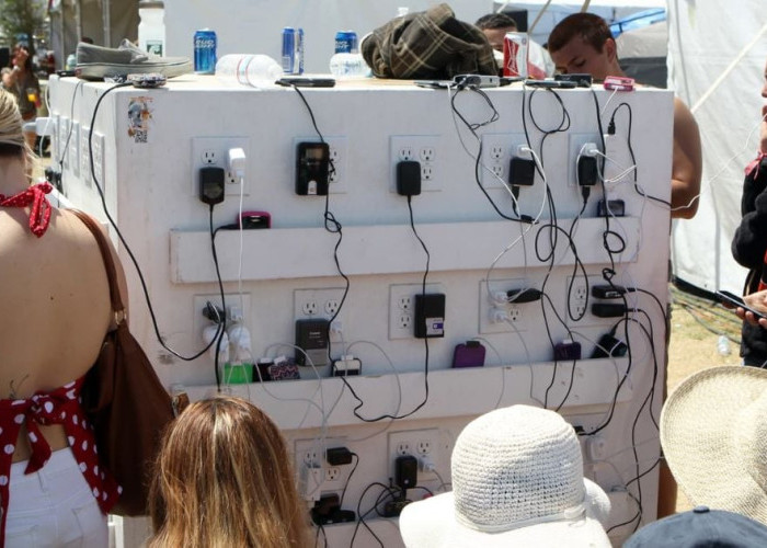 Jangan Sembarangan Ngecas HP di Tempat Umum, Data Pribadimu Bisa Dicuri Tanpa Disadari