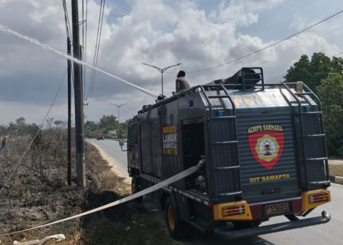 Tim SAR Ditsamapta Polda Sultra Padamkan Kebakaran Lahan 1 Hektare di Poasia Kendari