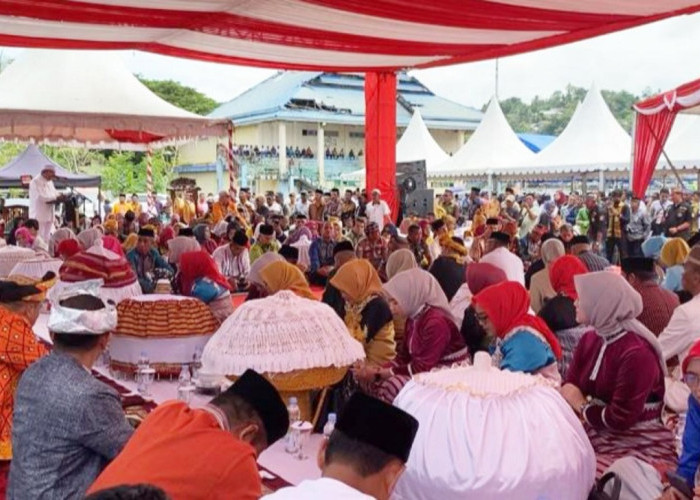 Sajikan 1.228 Dulang dalam Ritual Haroa, Suku Muna Sukses Cetak Rekor Dunia MURI di Kendari! 