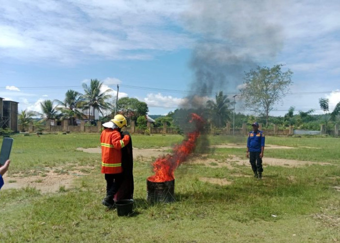 Edukasi Cegah Kebakaran di SMAN 09 Bombana, Satpol PP Latih Siswa Gunakan APAR