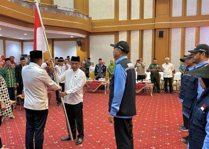 Lepas 41 Petugas Haji ke Tanah Suci, Ini Pesan Wagub Sultra Hugua