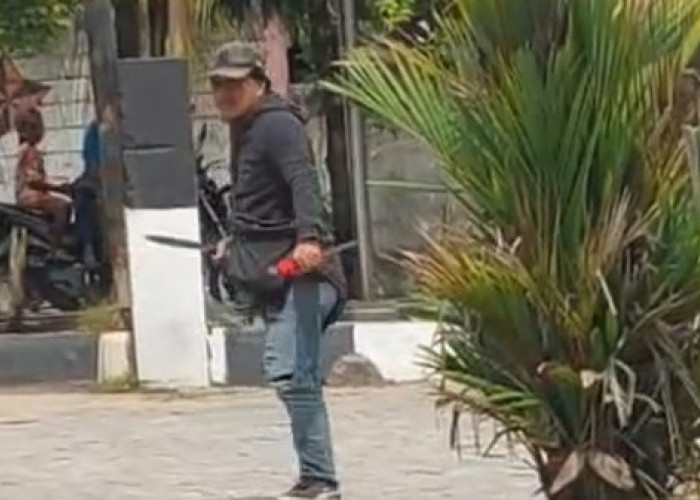 Detik-Detik Mencekam! Ogah Antre BBM, Pria Berjaket Hitam Ngamuk Bawa Parang di SPBU Wulele Kendari