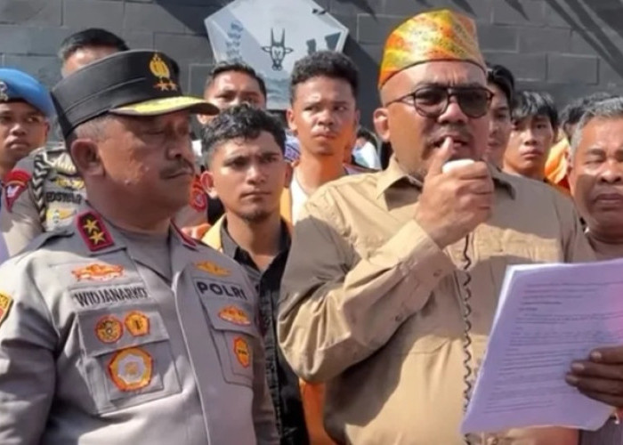 La Ode Tariala Temui Demonstran: DPRD Sultra Tolak Kenaikan Gaji DPR Jika Ingkar Janji Mundur