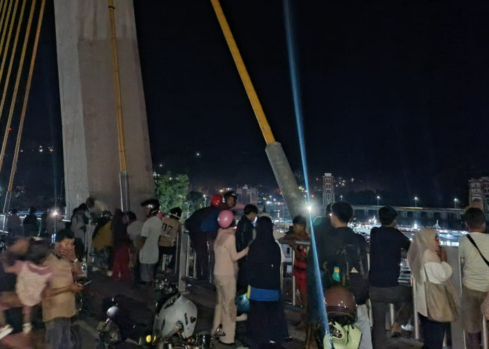 Tangisan Histeris Wanita Muda di Jembatan Teluk Kendari, Sang Kakak Diduga Hilang Usai Tinggalkan Motor