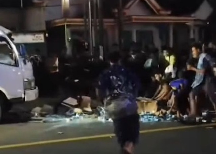 Truk Muatan Susu Terguling, Ratusan Kardus Susu Dijarah Warga