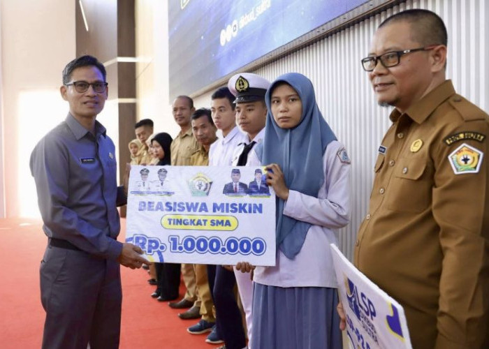  Pemprov Sultra Salurkan Beasiswa Rp1 Juta untuk 3.500 Siswa SMA, SMK, dan SLB 