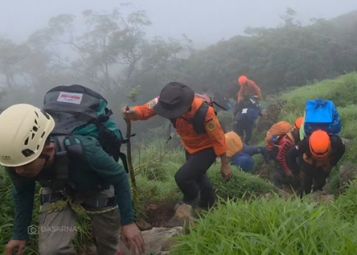 Jenazah Perempuan Korban Pesawat ATR 42-500 Ditemukan di Jurang Kedalaman 500 Meter!