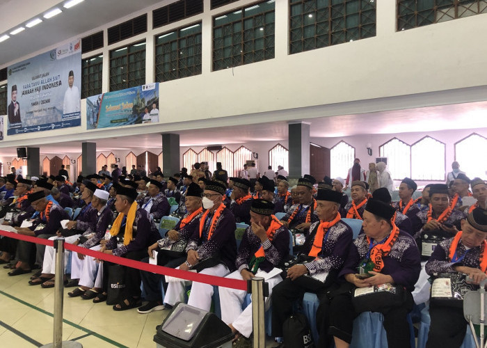 Haru dan Penuh Doa! 546 Calon Haji Kendari Resmi Berangkat ke Tanah Suci