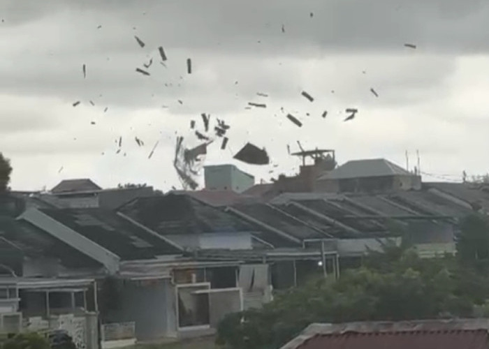 Amukan Angin Puting Beliung Terjang Baubau, Puluhan Rumah Rusak Parah