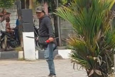 Detik-Detik Mencekam! Ogah Antre BBM, Pria Berjaket Hitam Ngamuk Bawa Parang di SPBU Wulele Kendari